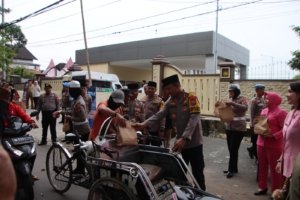 Polres Sumenep Bersama Lintas Instansi Berbagi Takjil di Bulan Ramadhan
