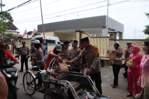 Polres Sumenep Bersama Lintas Instansi Berbagi Takjil di Bulan Ramadhan