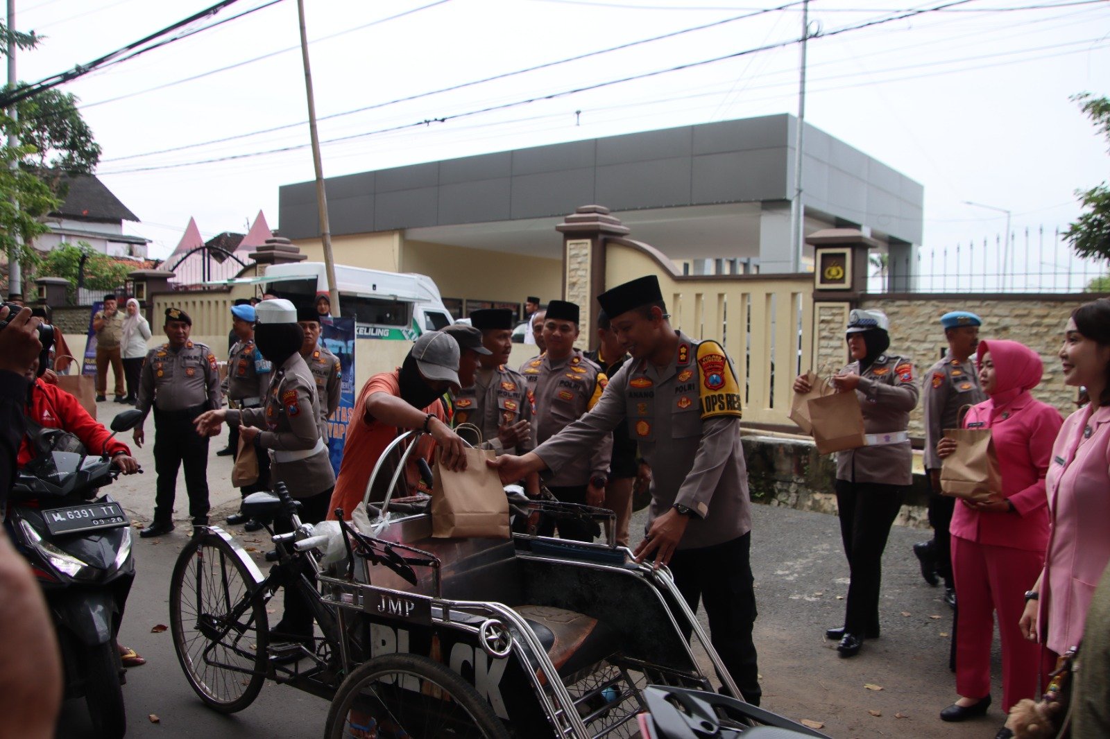 Polres Sumenep Bersama Lintas Instansi Berbagi Takjil di Bulan Ramadhan