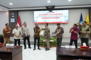 Ketua BNSP Serahkan Sertifikat Lisensi LSP-P1 Resmi Milik UNEJ