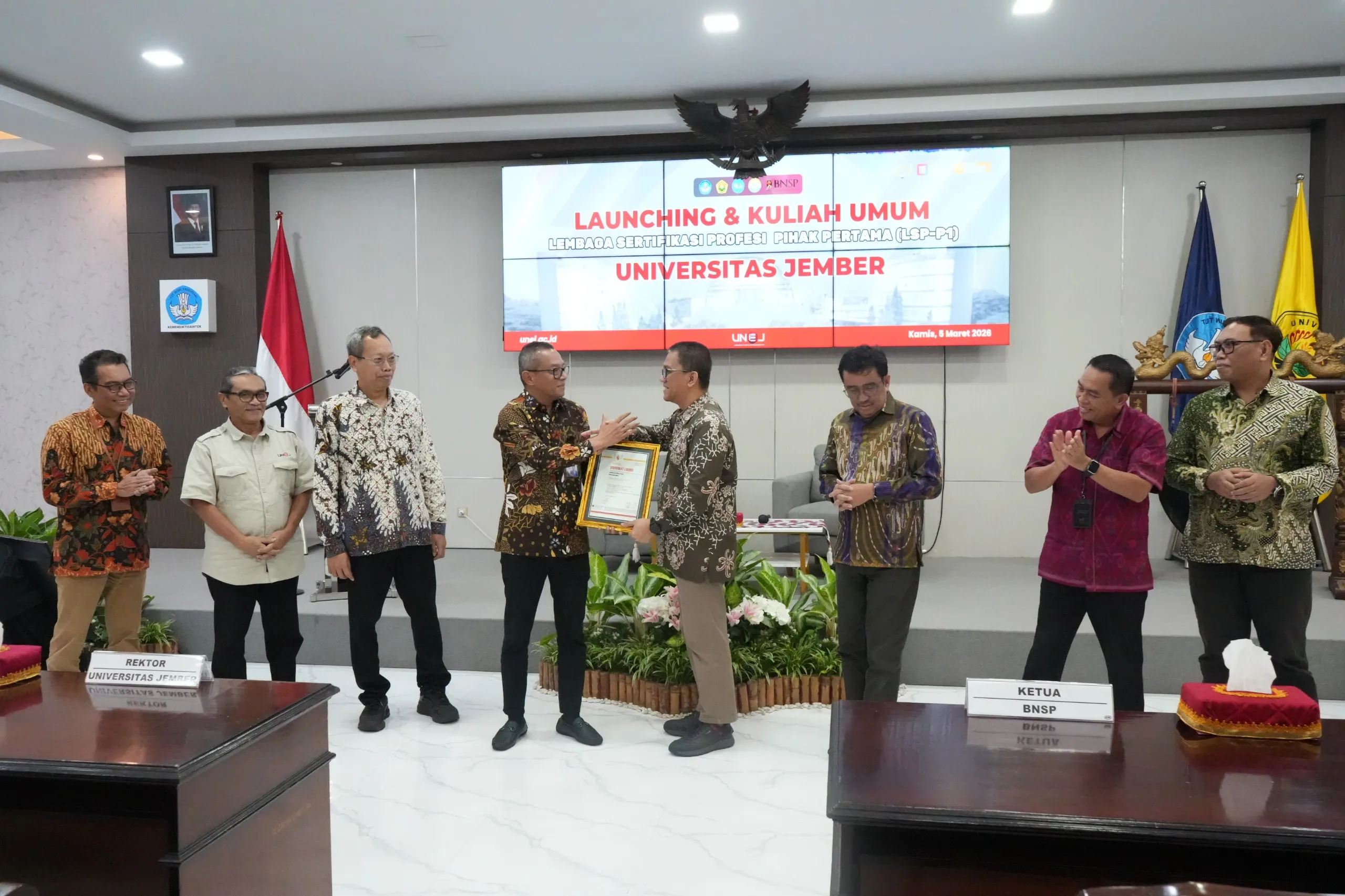Ketua BNSP Serahkan Sertifikat Lisensi LSP-P1 Resmi Milik UNEJ