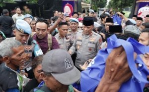 Ramadan Berkah Kapolda Jatim Turun ke Jalan Bagikan 600 Paket Takjil