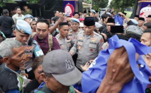 Ramadan Berkah Kapolda Jatim Turun ke Jalan Bagikan 600 Paket Takjil
