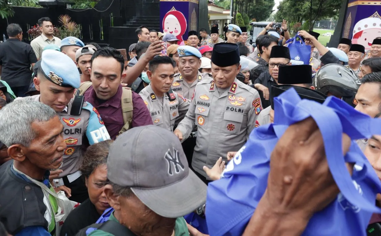 Ramadan Berkah Kapolda Jatim Turun ke Jalan Bagikan 600 Paket Takjil
