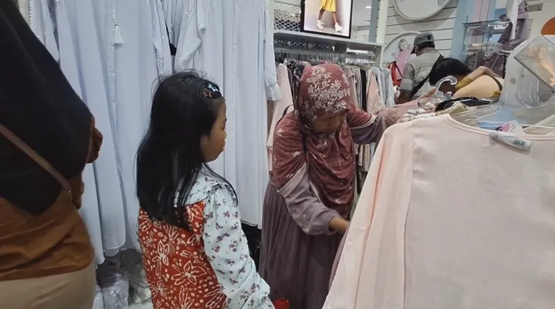 Kades Sidomulyo Jember Boyong Ratusan Anak Yatim Belanja Baju Lebaran