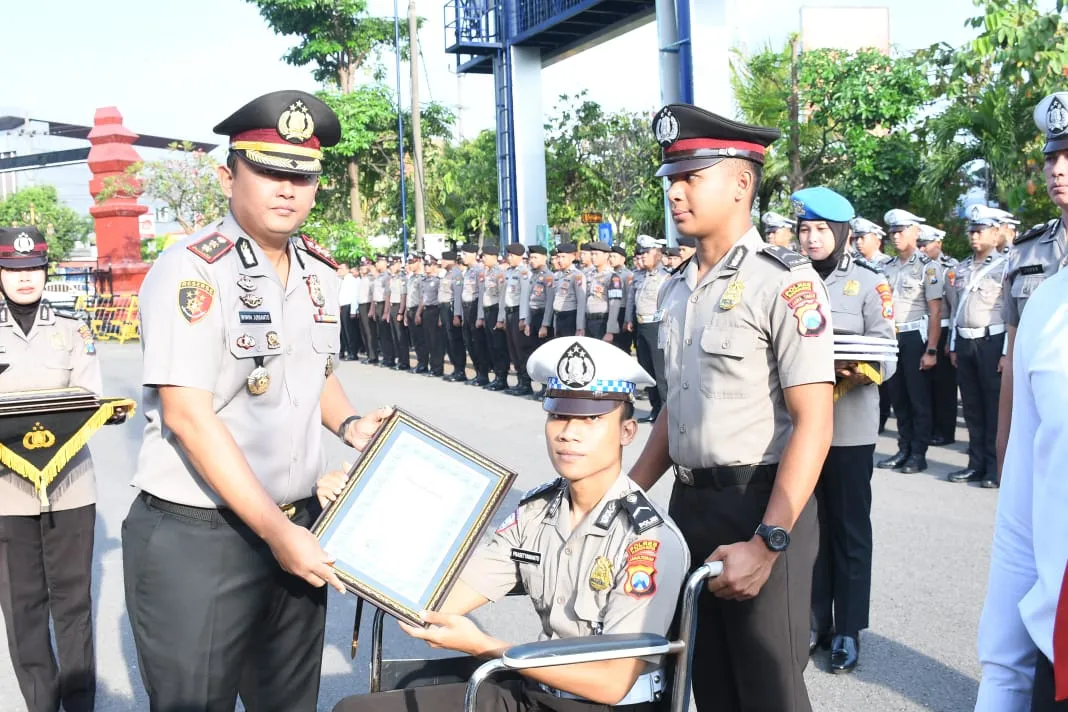 Aksi Heroik Bripda Sakti Hentikan Bus Berbuah Penghargaan dari Polres Madiun Kota