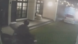 Aksi Pencuri Motor di Salon Kecantikan Jember Terekam CCTV