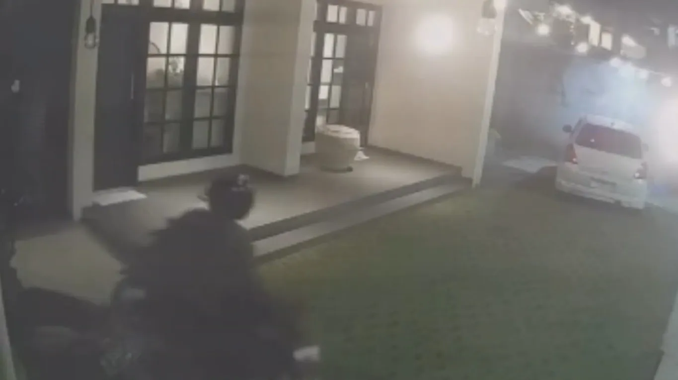 Aksi Pencuri Motor di Salon Kecantikan Jember Terekam CCTV