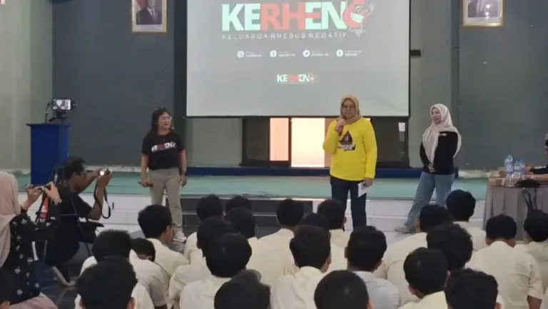 Alumni SMAN 1 Jember Edukasi Siswa Mengenai Langkanya Rhesus Negatif