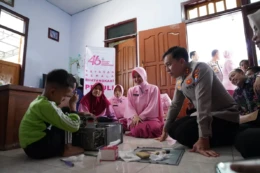 Kapolres Bojonegoro Hadiahi Laptop untuk Bocah Jenius Teknologi pada HUT YKB ke-46