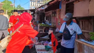Kader PDIP Jember Bagikan Ribuan Goodie Bag Gratis di Pasar Tradisional