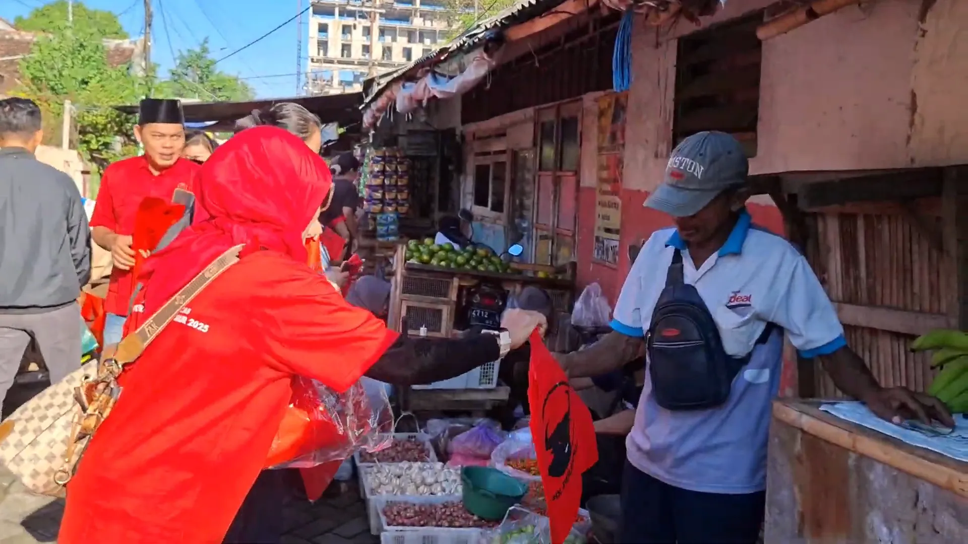 Kader PDIP Jember Bagikan Ribuan Goodie Bag Gratis di Pasar Tradisional