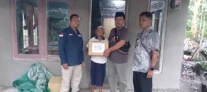 PMI Jember Salurkan Bantuan bagi Lansia Korban Kebakaran di Ledokombo