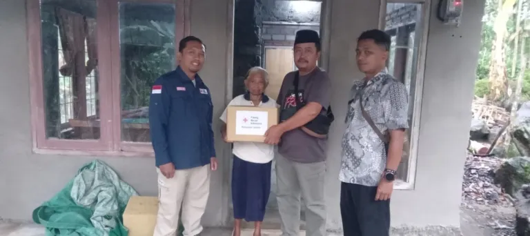 PMI Jember Salurkan Bantuan bagi Lansia Korban Kebakaran di Ledokombo