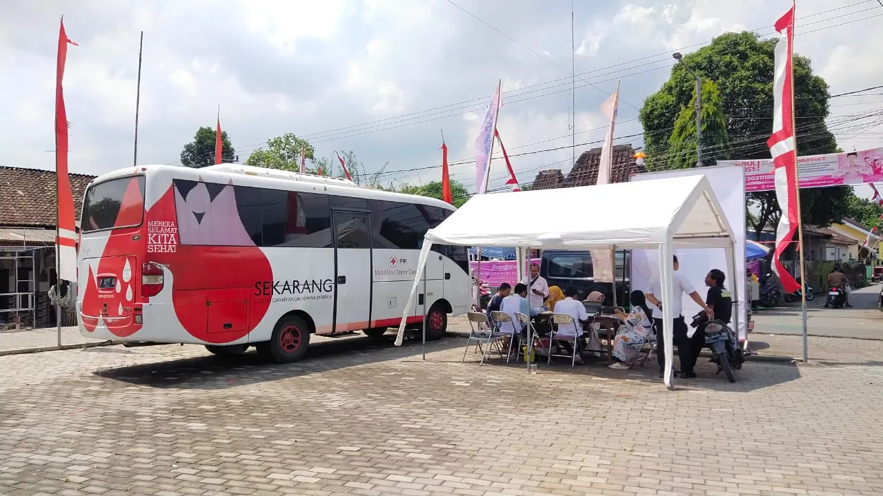 Pendonor Terbantu Layanan Donor Darah PMI di Program Bunga Desaku Mumbulsari