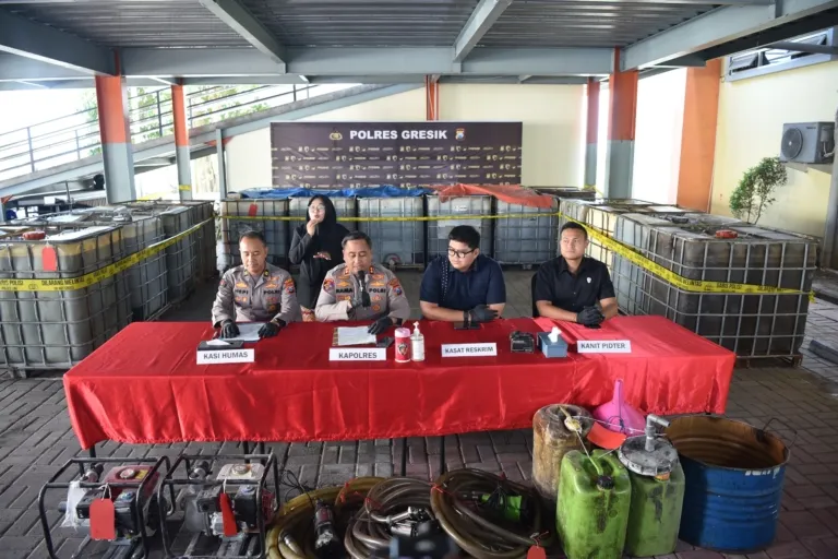 Polres Gresik Bongkar Penimbunan 17 Ribu Liter Solar Subsidi
