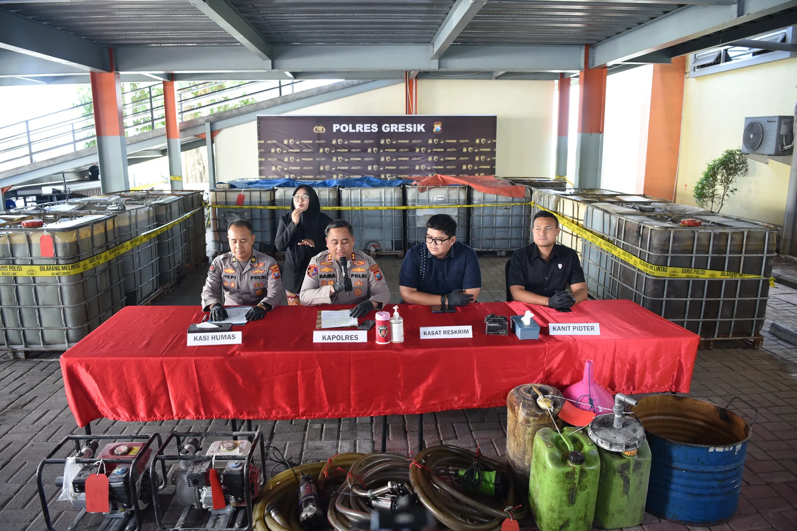 Polres Gresik Bongkar Penimbunan 17 Ribu Liter Solar Subsidi