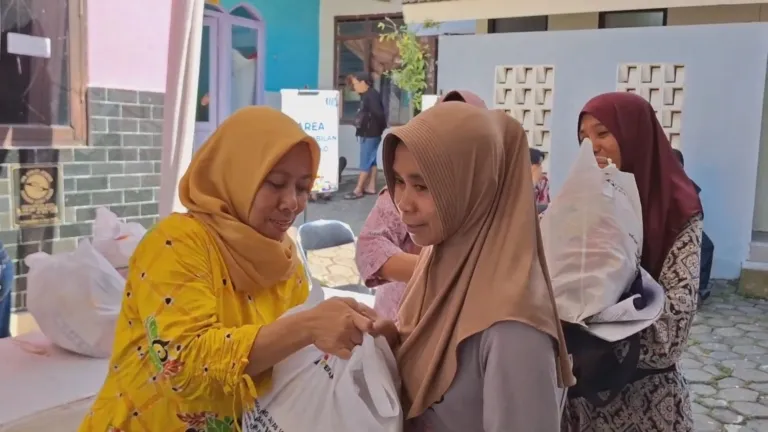 Program Pertamina Hadirkan Sembako Terjangkau, Warga Jember Antusias