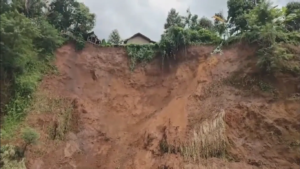 Tebing 90 Meter Longsor Belasan Rumah di Sukorambi Jember Terancam Ambrol