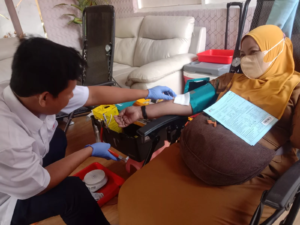 Guru di Jember Meriahkan Pameran Pendidikan Hardiknas dengan Aksi Donor Darah