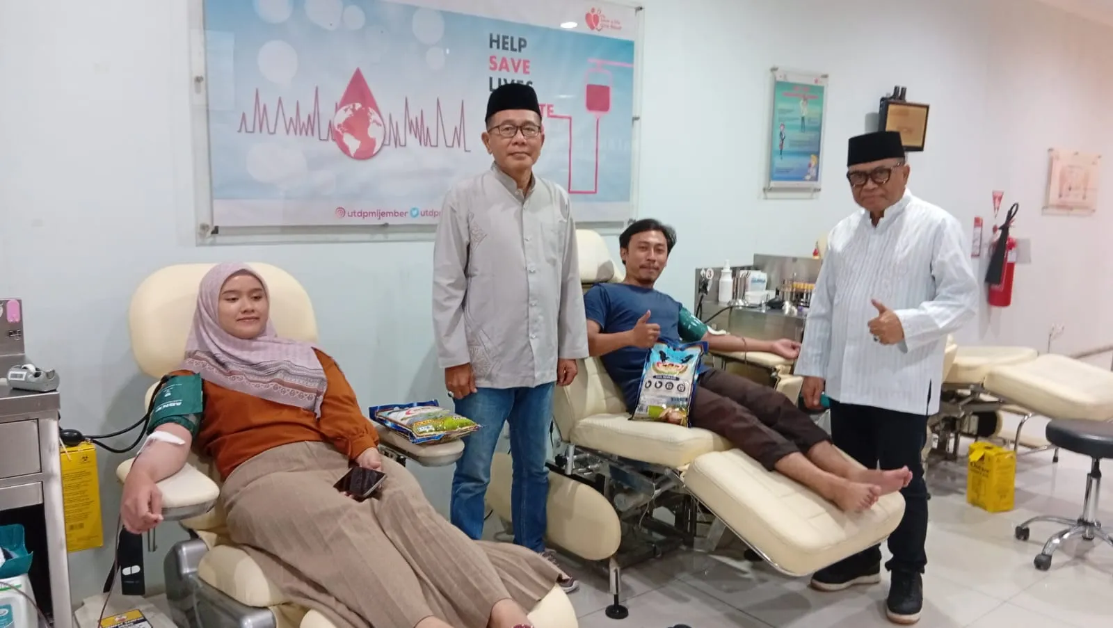 Meriahkan Idul Adha Palang Merah Indonesia Jember Bagi Beras Gratis