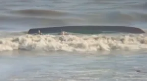 Perahu Nelayan Tenggelam Diterjang Ombak Besar di Pantai Pancer Puger