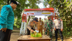 Polres Probolinggo Resmikan Jembatan Merah Putih Presisi di Tiris