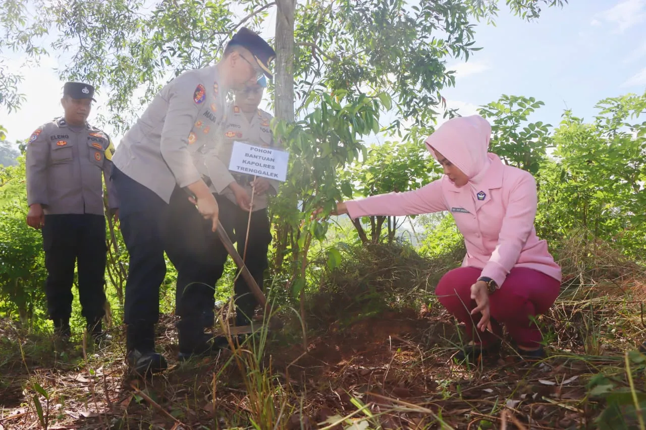 Polres Trenggalek Tanam Ratusan Pohon Beringin Jaga Sumber Air