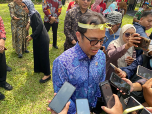 Wamen Komdigi Apresiasi Festival Egrang Dorong Ekonomi Desa