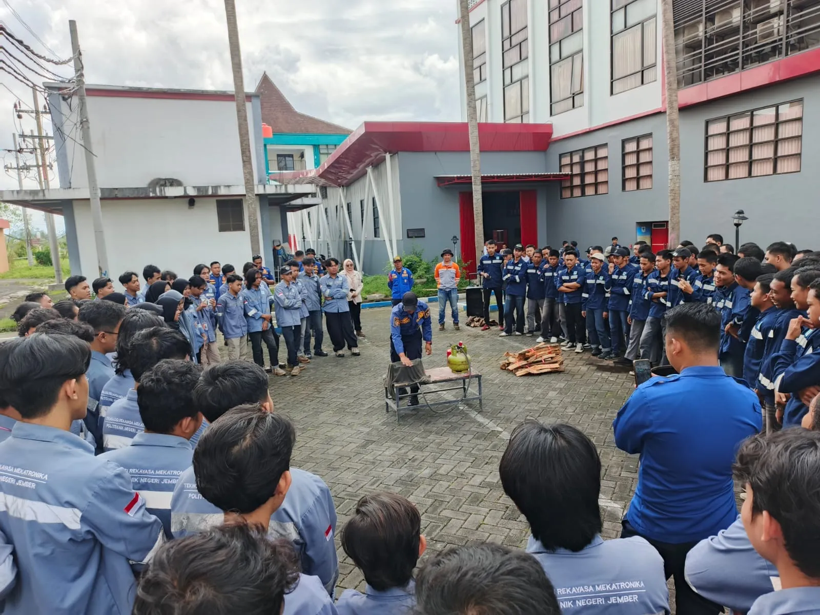 Damkar Jember Latih 170 Mahasiswa Polije Cegah Kebakaran