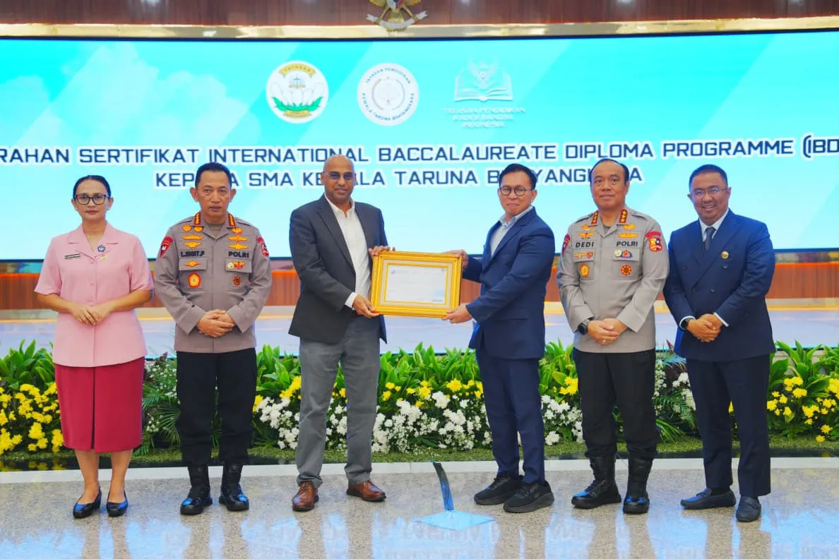 Kapolri Terima Sertifikat Internasional SMA Kemala Taruna