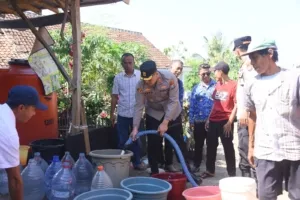 Polres Bondowoso Salurkan Air Bersih ke 20 Dusun