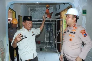Polres Gresik Bedah Rumah Purnawirawan Polri di Driyorejo