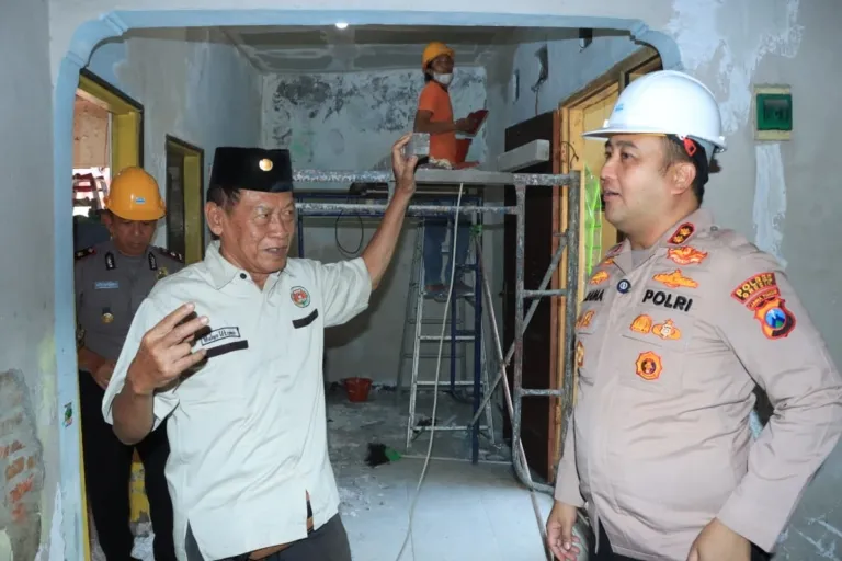 Polres Gresik Bedah Rumah Purnawirawan Polri di Driyorejo