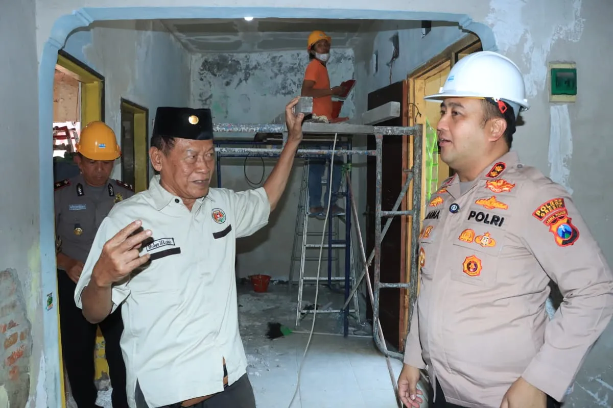 Polres Gresik Bedah Rumah Purnawirawan Polri di Driyorejo