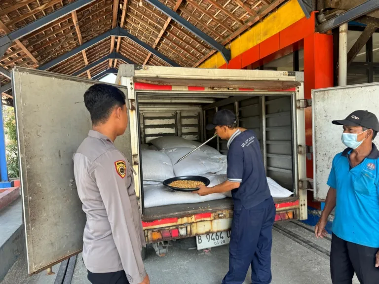 Polres Tanjungperak Salurkan Satu Ton Jagung Petani