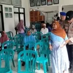 Polsek Geneng Bantu Lansia Ambil Bansos
