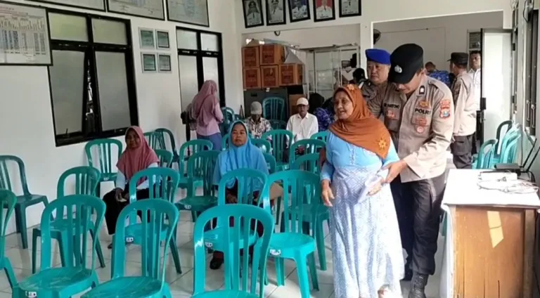 Polsek Geneng Bantu Lansia Ambil Bansos