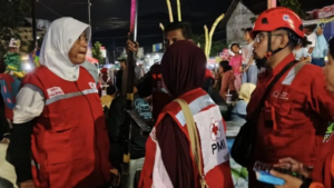 SIBAT dan KSR PMI Jember Evakuasi Bocah Saat Kirab Petik Laut