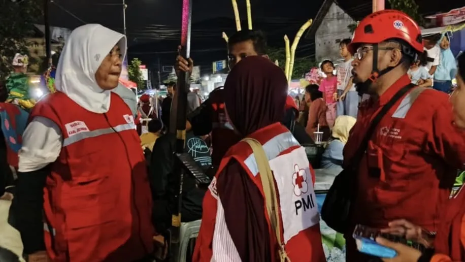 SIBAT dan KSR PMI Jember Evakuasi Bocah Saat Kirab Petik Laut