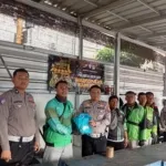Sat Lantas Polres Jember Bagikan Sembako ke Komunitas Ojol