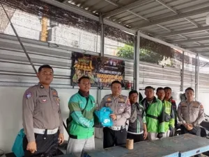 Sat Lantas Polres Jember Bagikan Sembako ke Komunitas Ojol