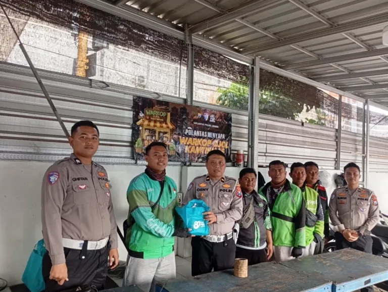 Sat Lantas Polres Jember Bagikan Sembako ke Komunitas Ojol