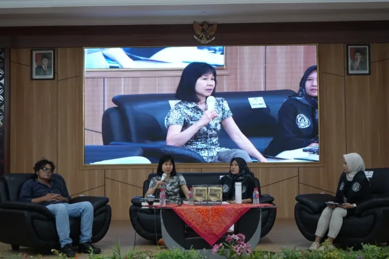 Soe Tjen Marching Kupas Kekuatan Sastra di UNEJ