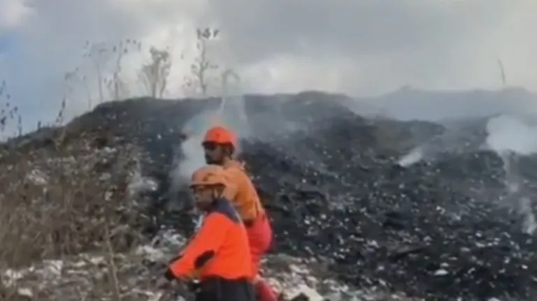 Gunungan Sampah TPA Pakusari Jember Terbakar Diduga Akibat Puntung Rokok