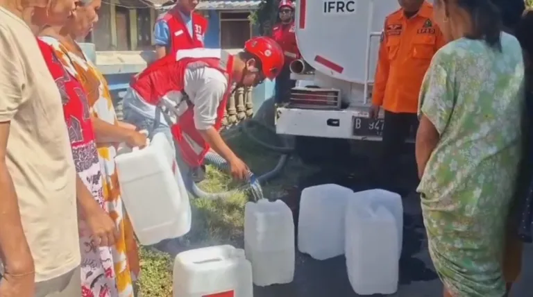 Krisis Air Bersih Melanda Pakusari Jember PMI dan BPBD Salurkan Bantuan