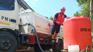 PMI Jember Distribusikan Air Bersih di Pakusari