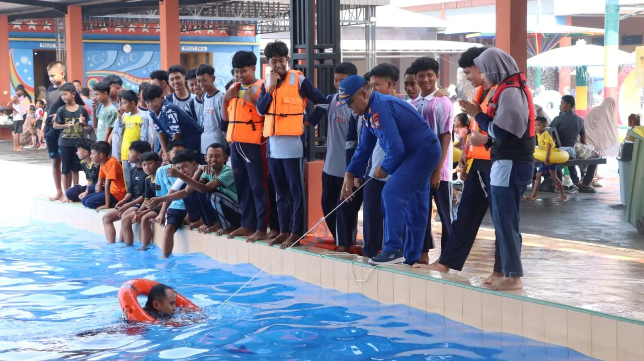 Polres Lamongan Latih Santri Keterampilan Penyelamatan Air