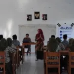 Tim Dosen Polije Latih English Grammar Interaktif untuk Siswa MA Darul Kholili