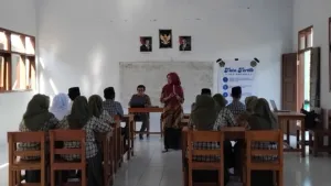 Tim Dosen Polije Latih English Grammar Interaktif untuk Siswa MA Darul Kholili